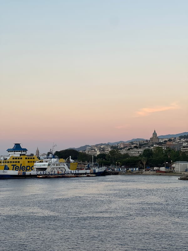 Twilight views of Messina Strait captured by multiple witnesses