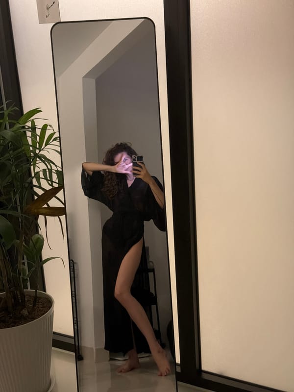 Woman takes mirror selfie indoors in Đà Nẵng, Vietnam