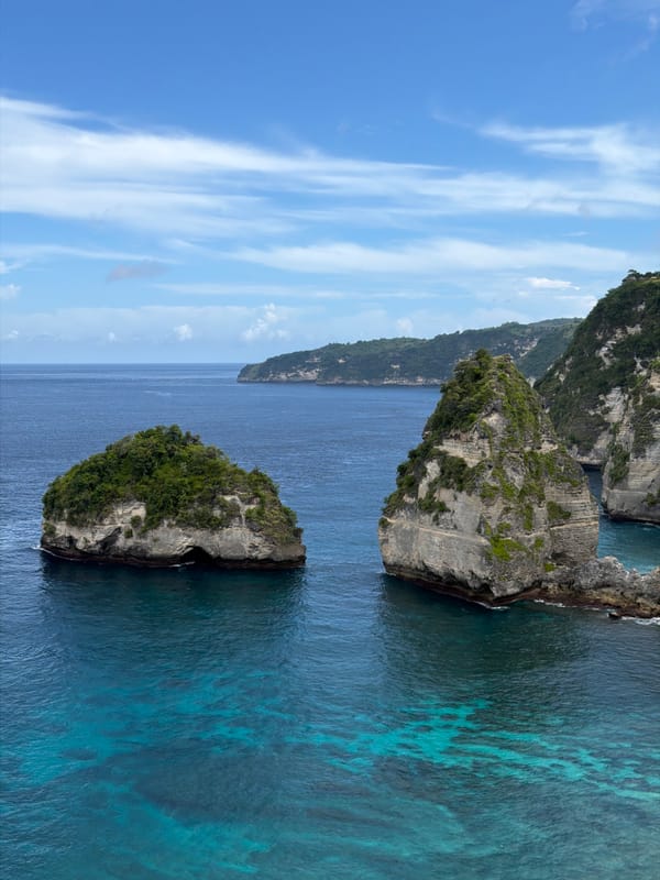 Morning clifftop viewing session at Nusa Penida coastal lookout