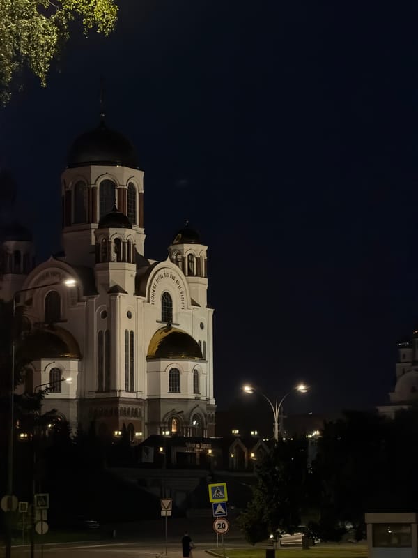 Evening wander through Yekaterinburg's streets, landmarks, and interiors