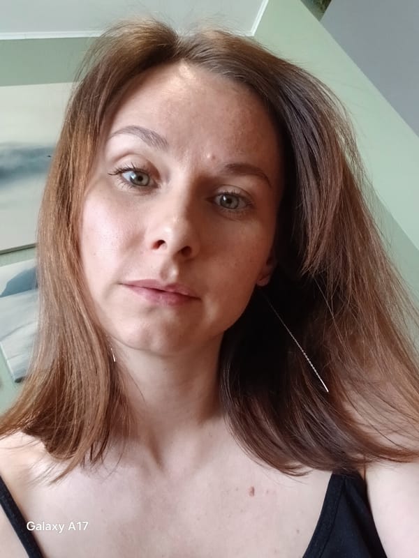 Woman documents morning routine with selfies in Yekaterinburg apartment