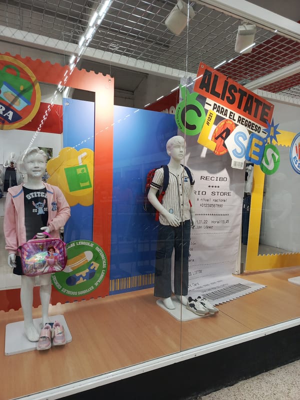 Evening observations capture retail displays and construction in Guayaquil