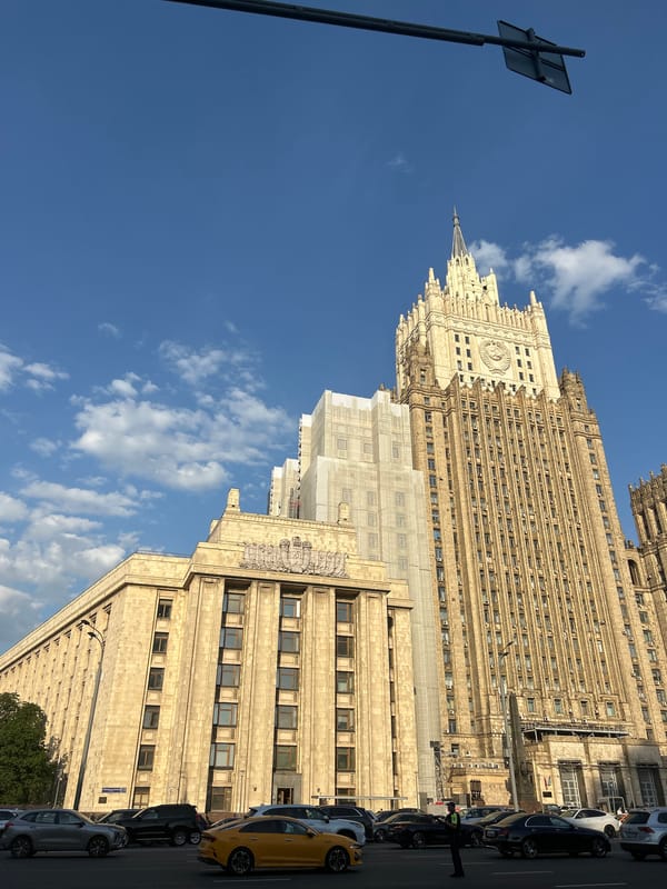 Purple Range Rover spotted near Moscow Foreign Ministry building