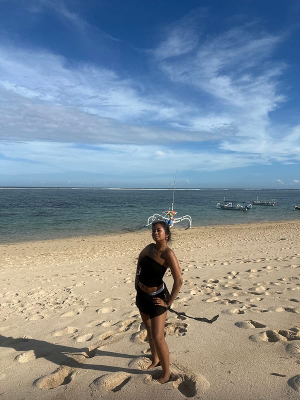 Woman poses for beach photo session in Kuta Selatan