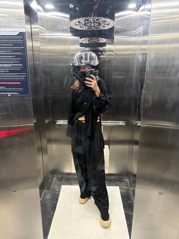 Person takes elevator selfie in Đà Nẵng