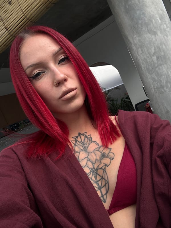 Red-haired woman with tattoos spotted in North Kuta