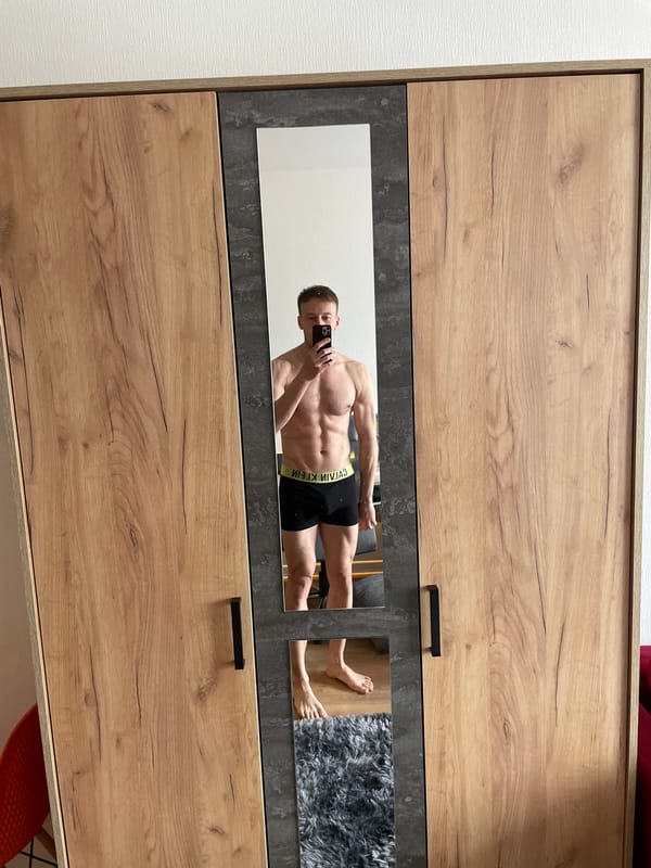 Man takes mirror selfies at home in Sinyavino, Russia