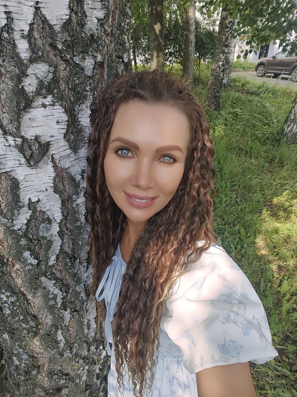 Outdoor photo session in a green, tree-lined setting
