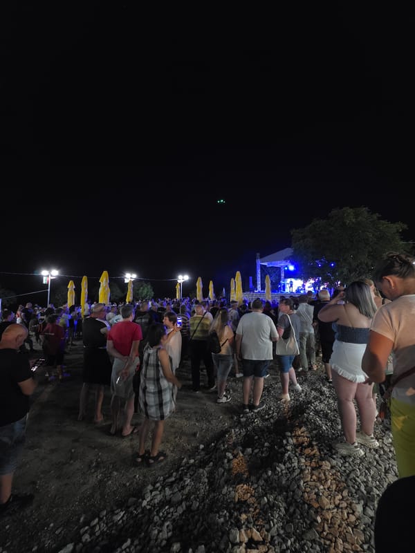 Folklore festival fills Gara Oreshets with music, markets, and crowds