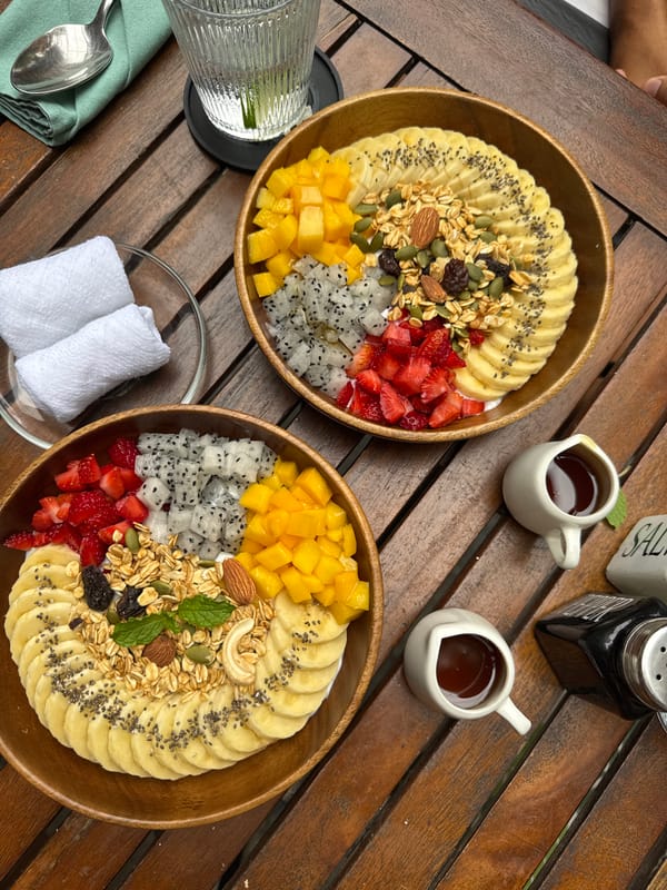 Healthy breakfast bowls documented in Đà Nẵng early morning