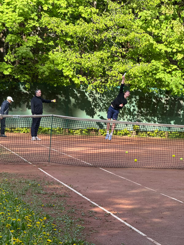 Spring afternoon leisure activities documented across Russian park locations