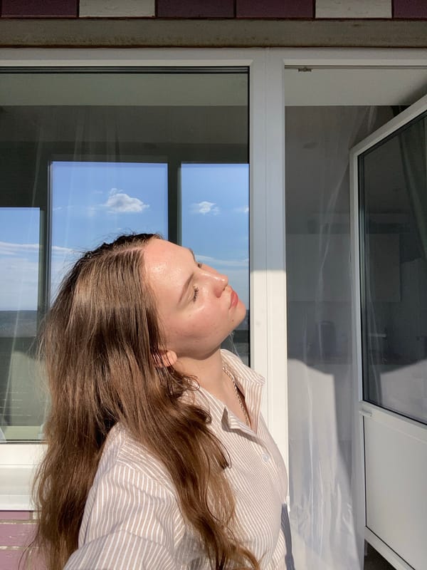 Woman spends afternoon taking selfies, photos in Izhevsk apartment