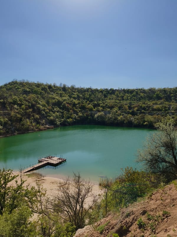 Quarry lake and spring blooms observed in Kryvyi Rih