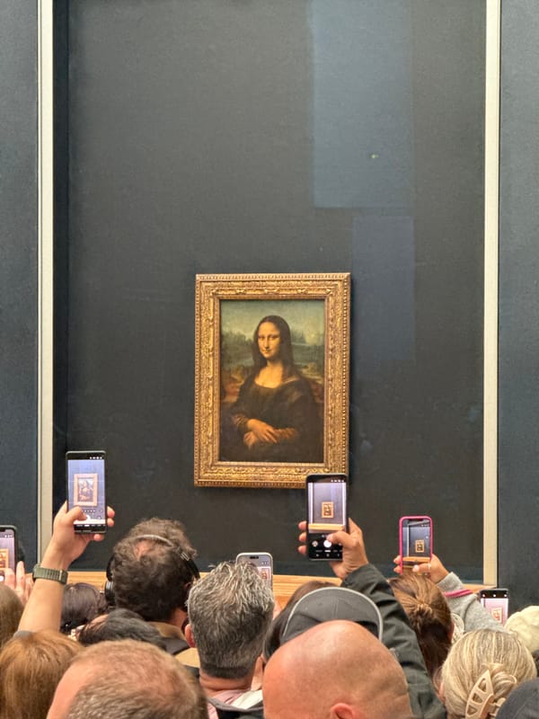 Morning crowds gather at Louvre's Mona Lisa display