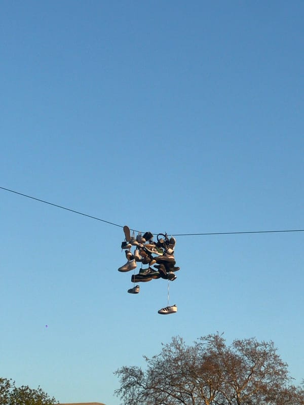 Man takes mirror selfie in London