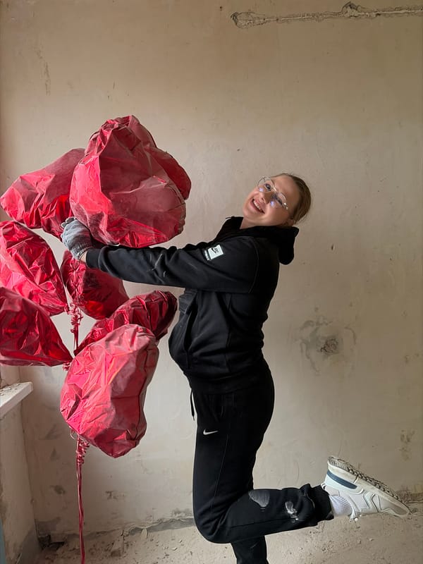 Woman renovates Izhevsk space with balloons, playful poses captured