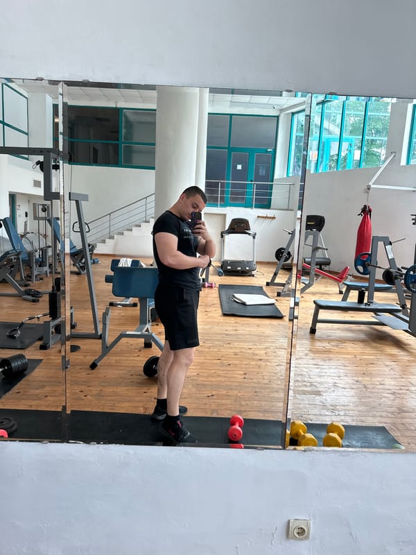 Man takes gym selfie in Varna, Bulgaria