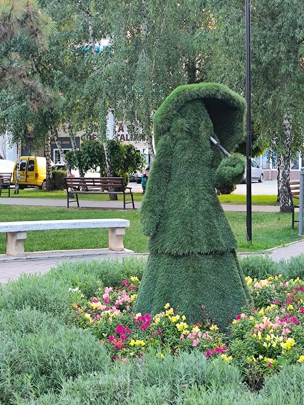Topiary figures and park life in central Chișinău