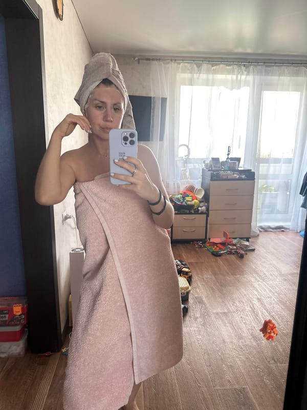 Woman documents morning beauty routine in Novoaltaysk apartment