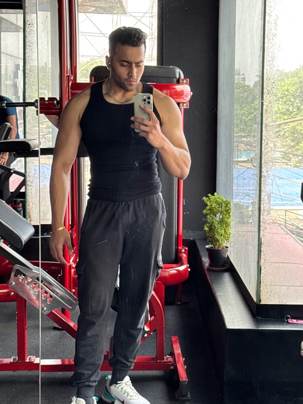 Man Takes Gym Selfies in Kolkata Fitness Center