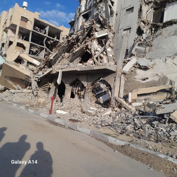 Widespread building damage observed in Khan Yunis streets