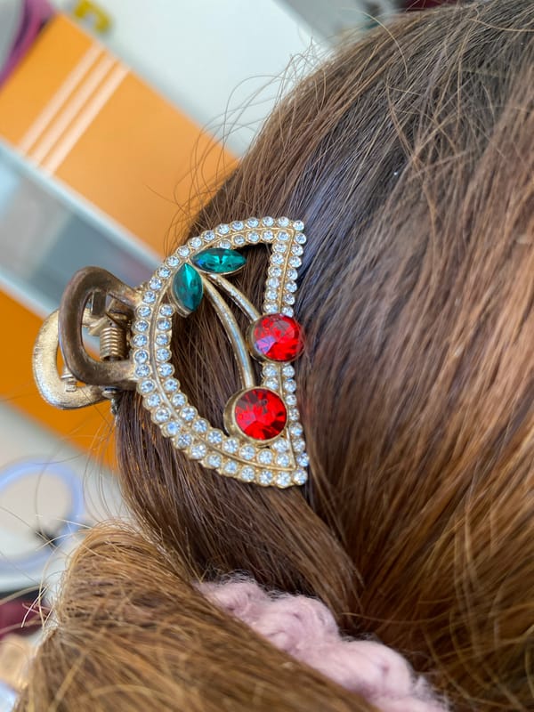 Accessories, a dressed-up cat, and street life in Alanya