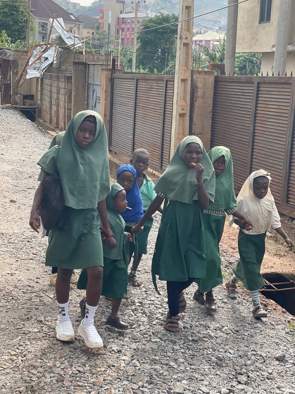Morning school commute scenes documented in Dutsen Alhaji Nigeria