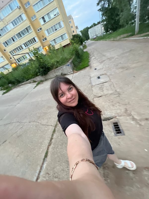 Cats, flowers, and casual snapshots from a summer evening in Noviy