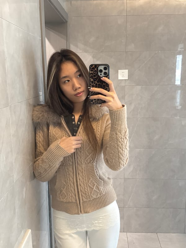 Woman takes bathroom selfies in Chongqing early morning