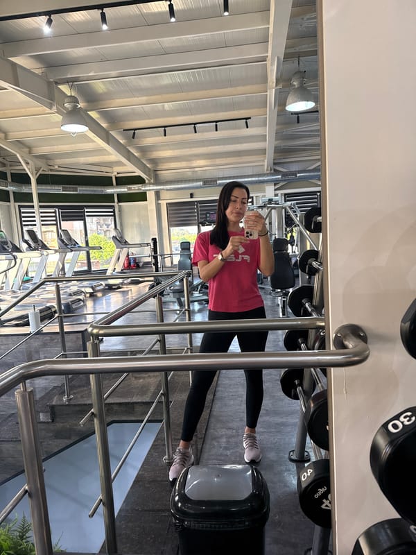 Woman takes early morning gym selfie