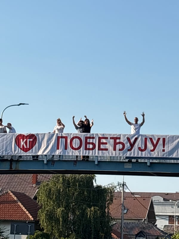 Banner display on pedestrian bridge draws gathering in Kragujevac