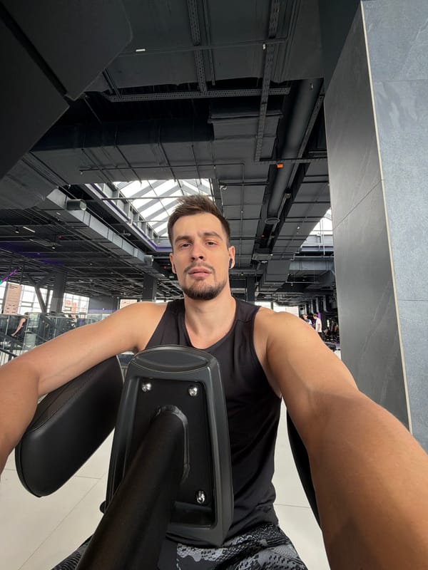 Man documents morning workout session at Krasnoyarsk gym