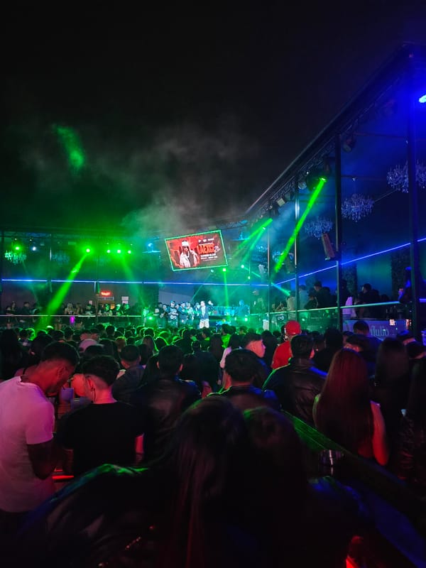 Hip-hop concert lights up a packed venue in Iquique