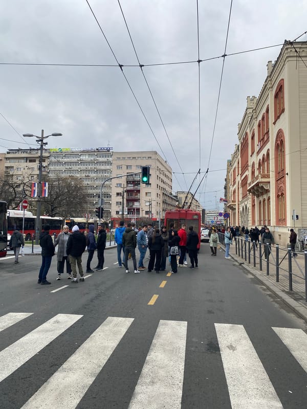 Crowd gathers at Belgrade courthouse with police, media present
