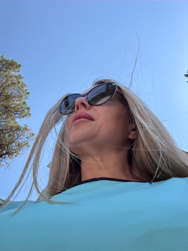 Sunny afternoon selfies among Rome's summer greenery
