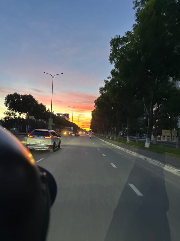 Sunset traffic on Đà Nẵng thoroughfare