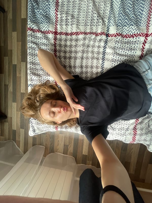 Lazy Monday morning: bedroom lounging and a drive in Sharkan