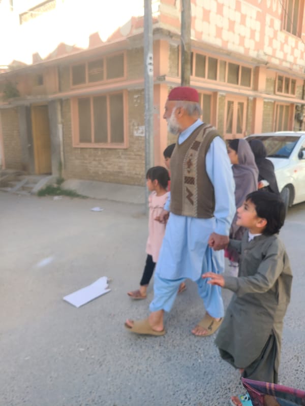 Daily life documented in Quetta: street games, shopping, construction