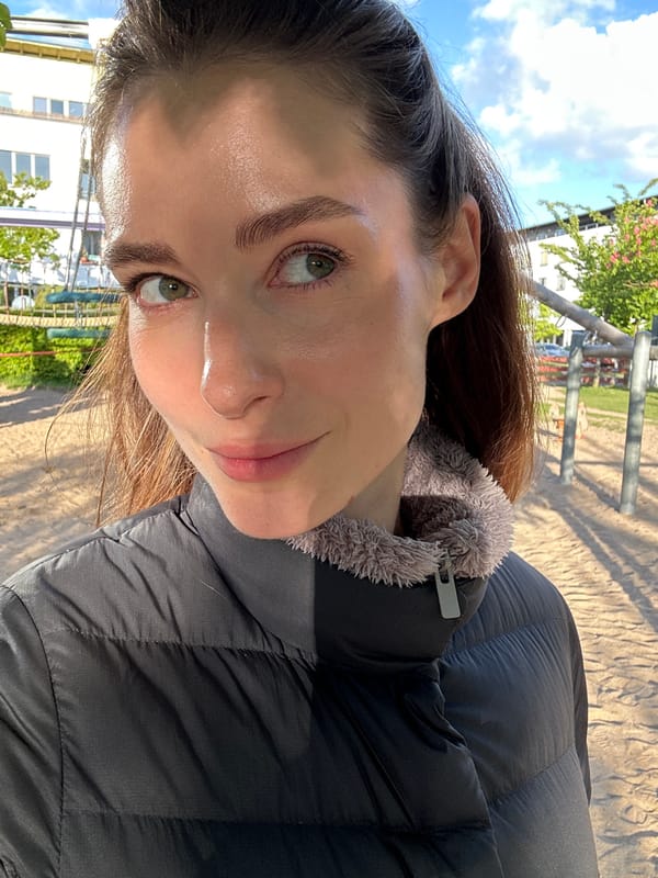 Woman documents spring afternoon park visit in Kiel