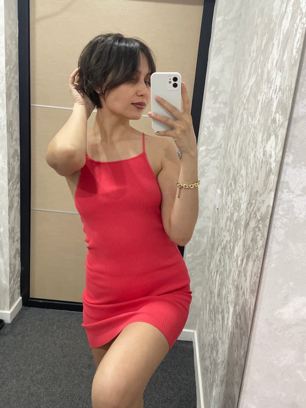 Woman takes dressing room selfies in Izhevsk, food tray spotted