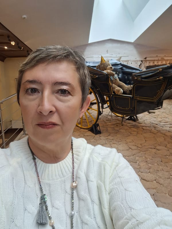 Souvenir shopping and antique carriages at Peterhof