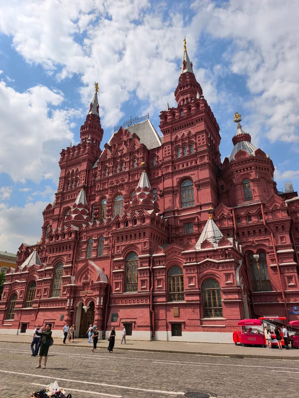 Morning scenes capture daily life around Moscow's Red Square landmarks