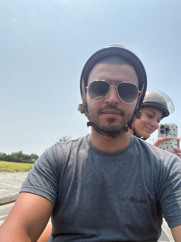 Morning motorcycle commute captured across Đà Nẵng, Vietnam