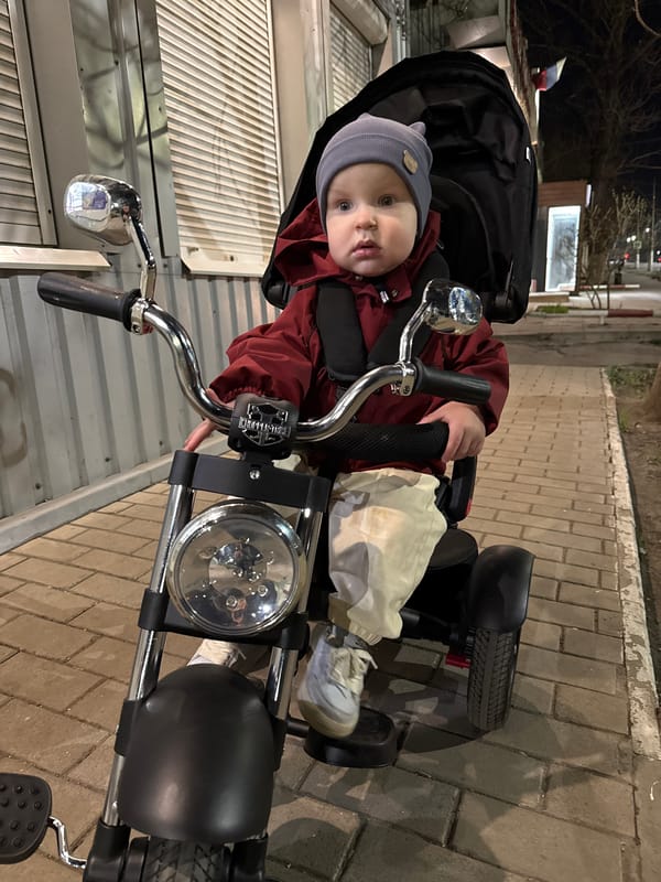 Baby in tricycle spotted on Donetsk street
