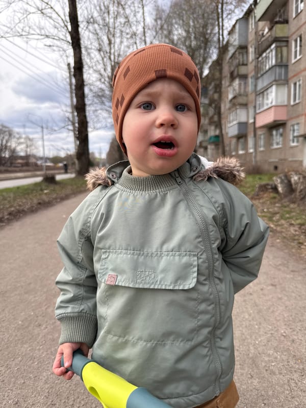 Family shares popsicles, plays indoors in Rusanovo home