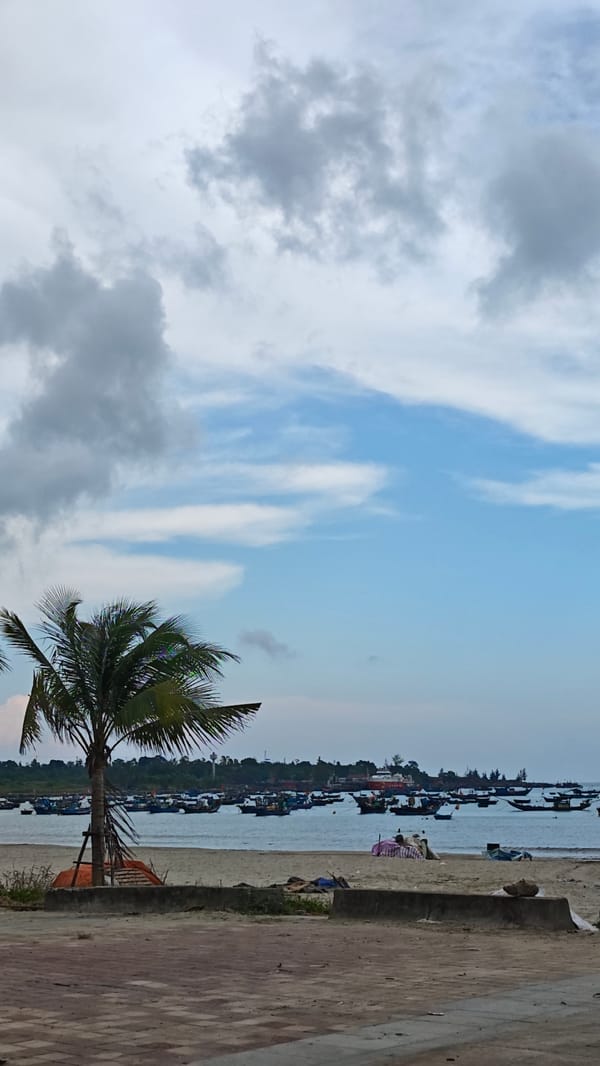 Morning beach scenes and motorcycle travel captured in Đà Nẵng