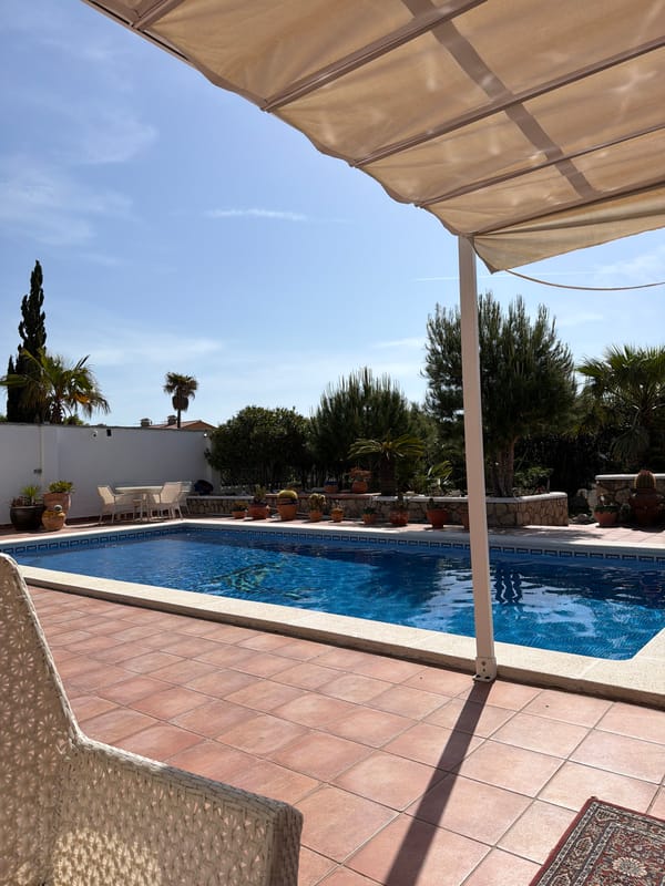 Morning pool scene documented in Mont-roig del Camp, Spain