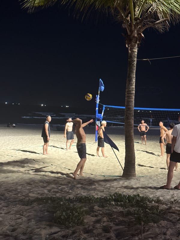 Nighttime beach volleyball and dining captured in Đà Nẵng