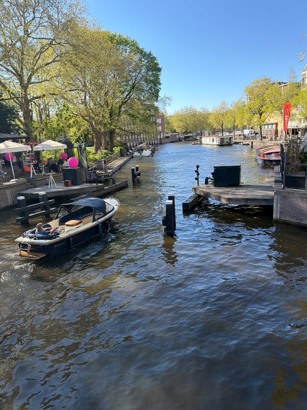 Sunny afternoon brings boaters, diners to Amsterdam canals