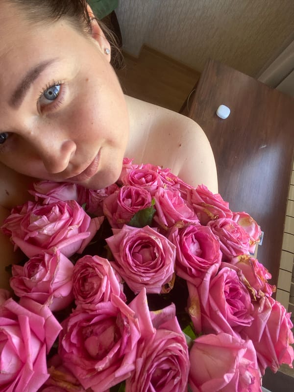 Woman photographed with pink roses bouquet in Sochi